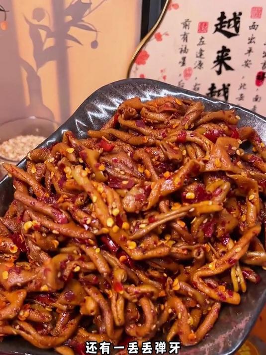 湖南特产香辣鸭脆肠，熬夜追剧再也不怕嘴馋了，麻麻辣辣的