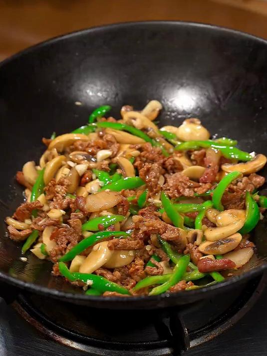 又嫩又鲜美的口蘑炒肉，简单美味又下饭