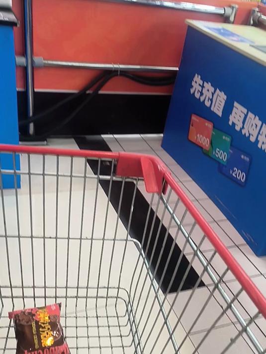 各种巧克力和椰子水了