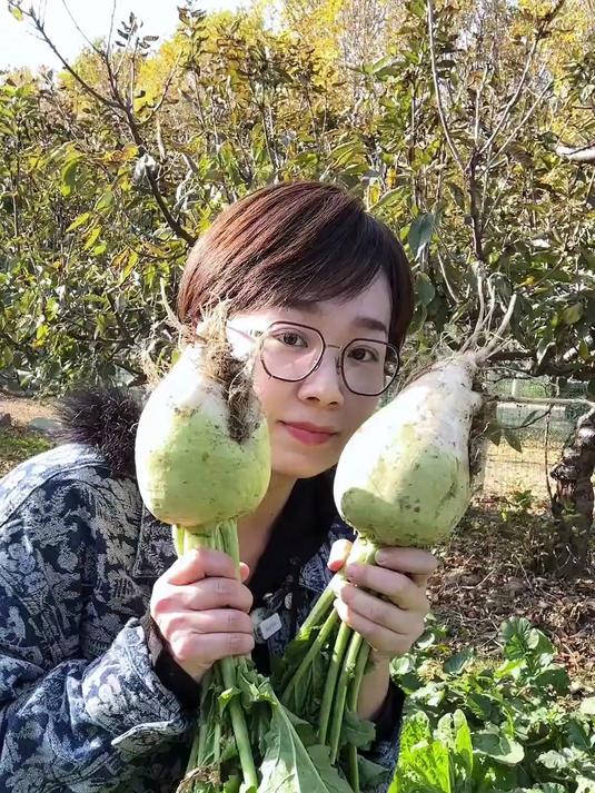 胶东大饽饽那叫一个香,配上辣芥菜丝和芋头炒虾酱那叫一个地道