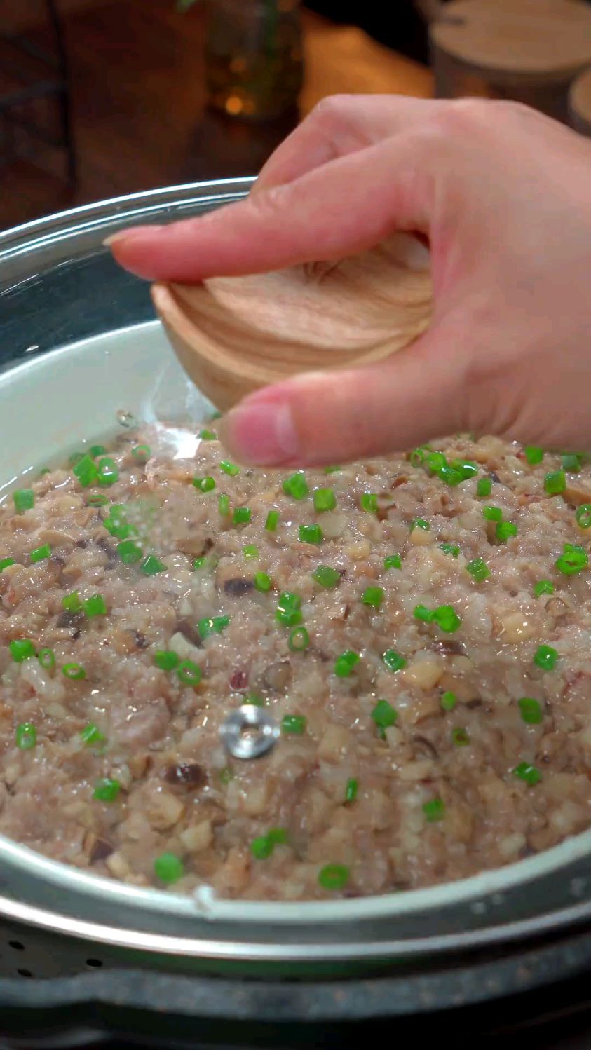 这个就是传说中一口肉饼三口饭的土鱿蒸肉饼了,鲜香多汁特别好吃。#土鱿蒸肉饼 #粤菜