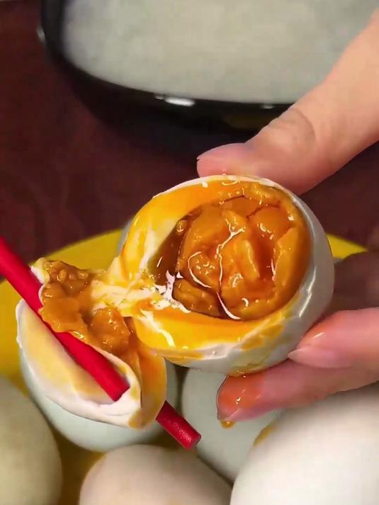 广西烤海鸭蛋，咸香刚好超满足