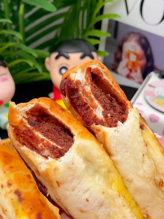 终于挖到了一款好吃的全麦椰蓉红豆面包了,软乎乎的馅料很足