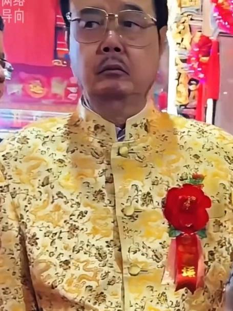 出一千五百万给村子修祠堂,一言不合就是万元打赏炒两个菜