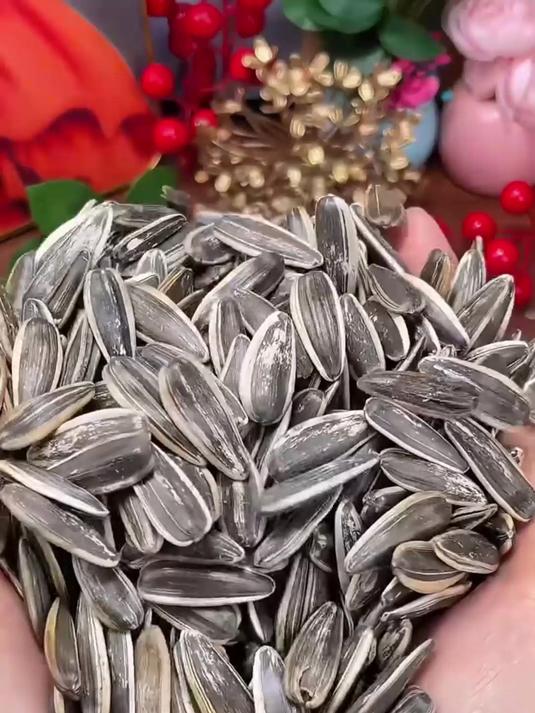 生瓜子肉质厚实,香味浓郁,买一斤送一斤,手慢就没啦
