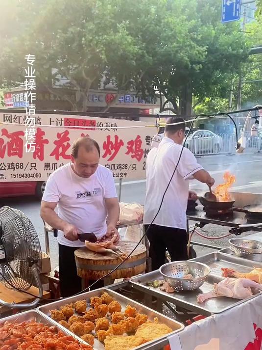 街头晚市青花椒炒鸡,三斤半的黑爪公鸡68一只,这就是人间烟火