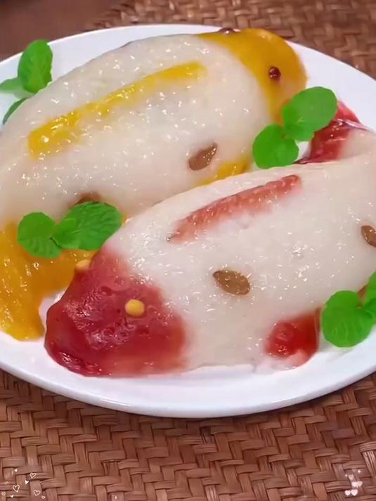 马上过年了,年夜饭的餐桌上安排这道年年有鱼八宝饭,甜甜糯糯的