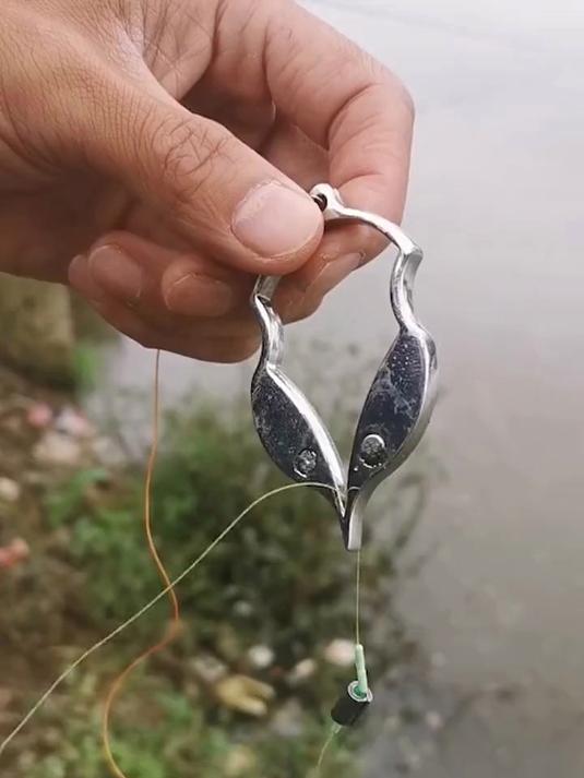 钓鱼大师新研发“鱼钩挂底脱钩器”,以后再也不担心挂底了