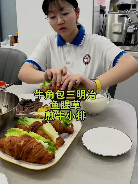 西式早餐搭配凉拌菜在我们家属常规，不然总觉得胃里差点什么