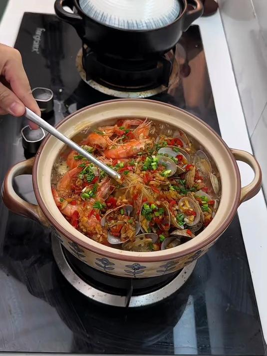 做法简单又超鲜嫩入味的蒜蓉鲜虾粉丝煲