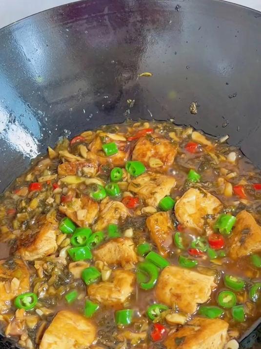 不知道吃什么菜的时候,一定要试试这个酸菜小笋焖豆腐
