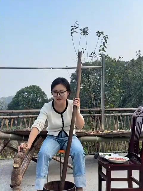 欢迎大家来山上做客,桃江妹子请你喝手工隔山消擂茶,黄精炖土鸡