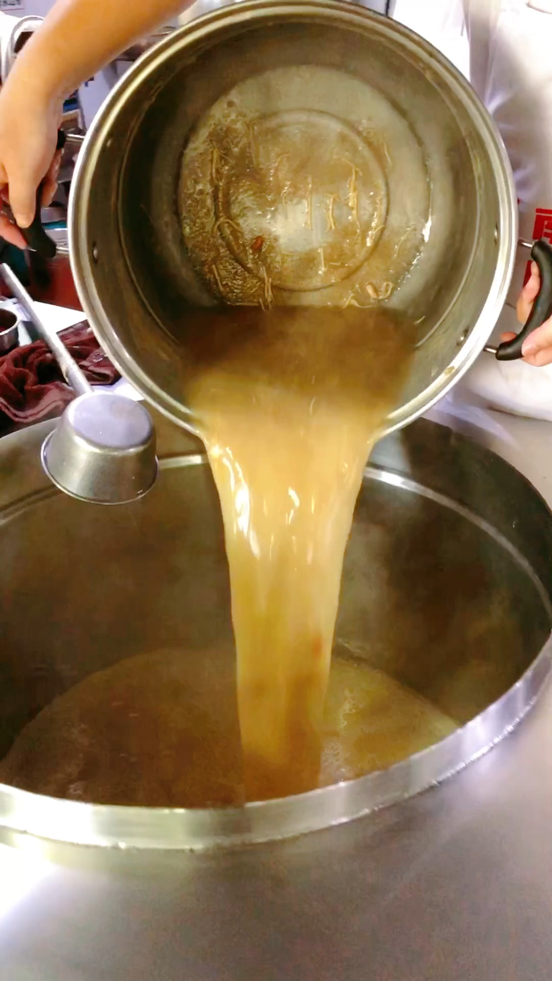 永城美食鸡丝撒汤10块一碗,水煎包一块2个,感觉比喝胡辣汤舒服!