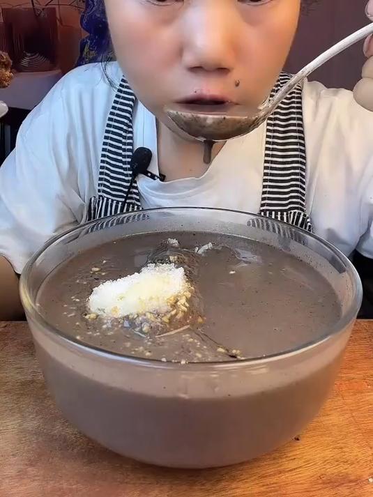 黑芝麻糯米饭炸团子也太香了吧