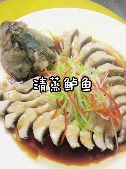 清蒸鲈鱼这样做不仅好看而且没有鱼刺，老人和小朋友吃着都很方便