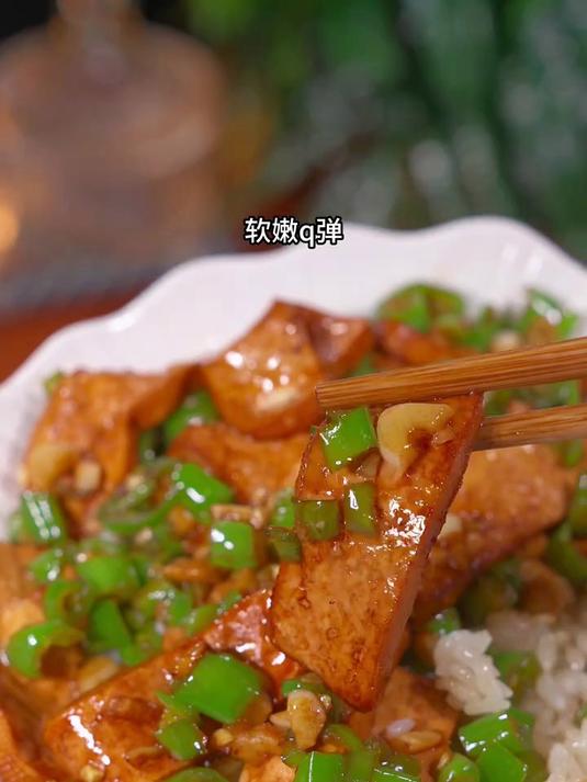 我认为香干最简单最家常的做法就是青椒炒香干,软嫩Q弹