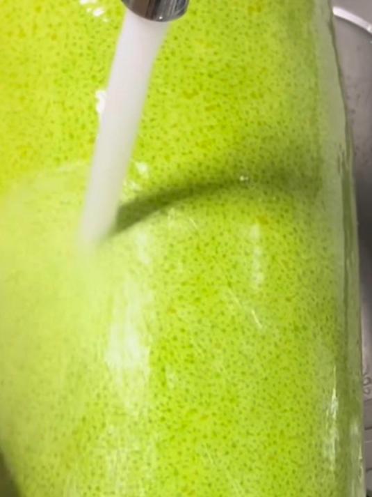 女生减肥 到半夜受不了了,决定洗“根”黄瓜吃