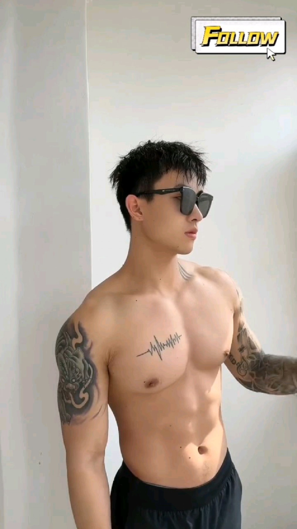 肌肉纹身帅哥