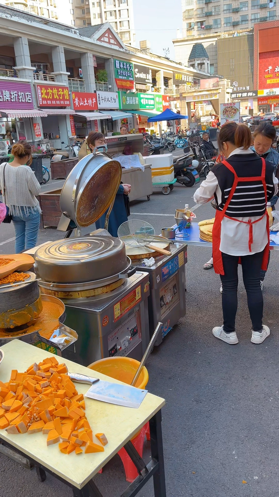 南瓜饼做法:南瓜浆800克,酵母4克,面粉900克,糯米粉100克,白糖60克,牛奶90克