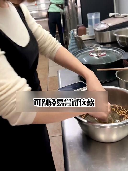温蒸虫草老鸭煲：健脾养胃，上班族的元气补给