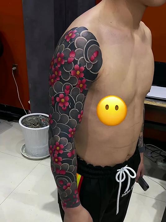 小伙樱花臂纹身,一次性连色都上了,实在是能抗
