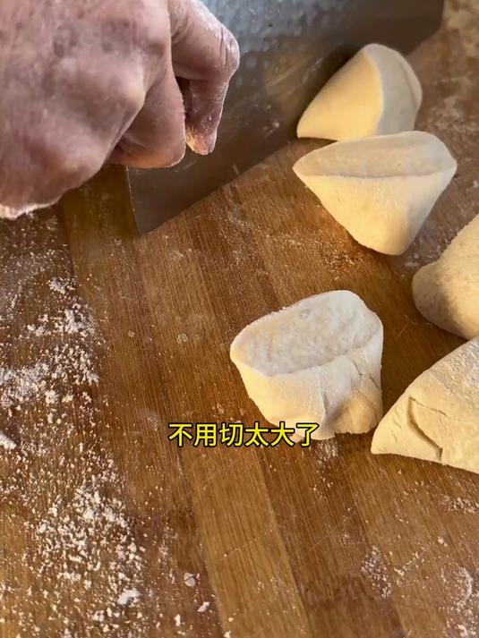 「烙韭菜盒子」老妈今天去超市买了把韭菜，烙的韭菜盒子