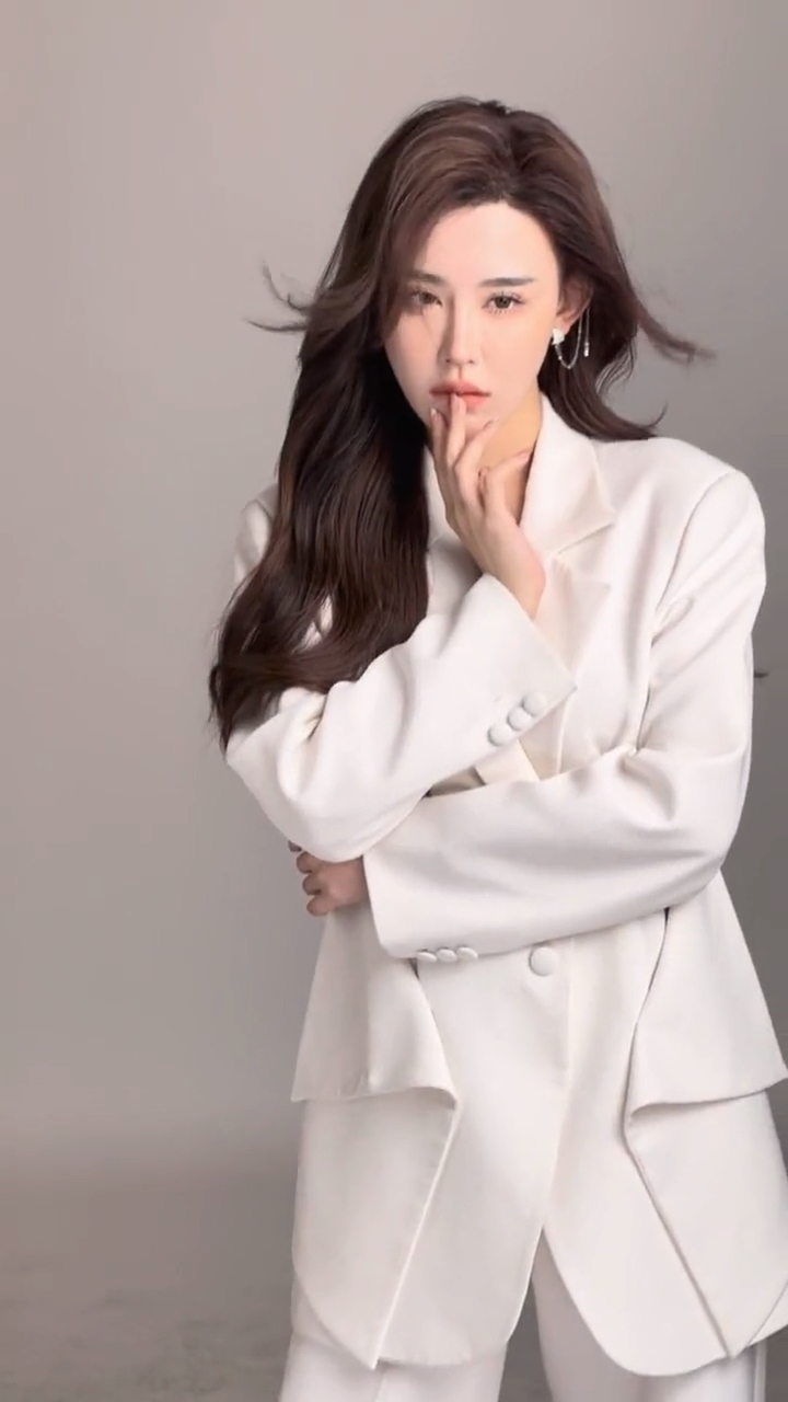 美女穿着宽松西服,拍成功人士的照片
