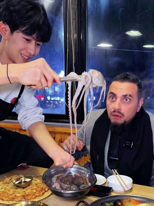 老外延吉猫冬新体验！你们吃过活章鱼火锅和刺身吗？！