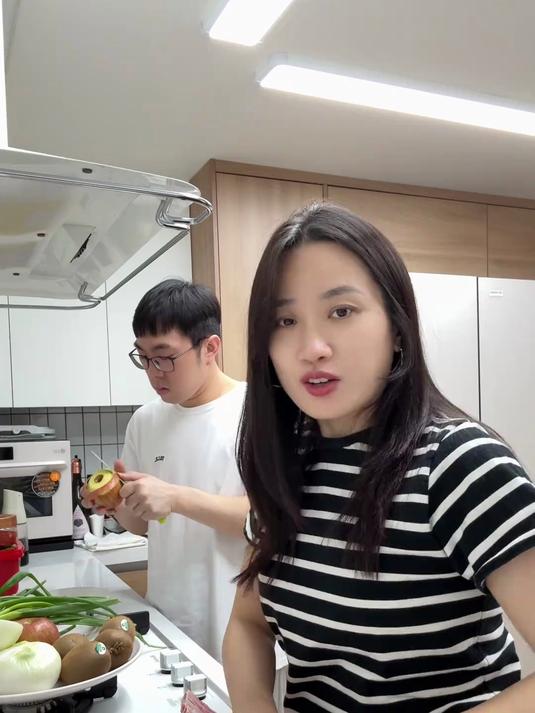 4月是韩国的樱花盛开的季节 今天和婆婆一起给朋友做了芝士辣排骨