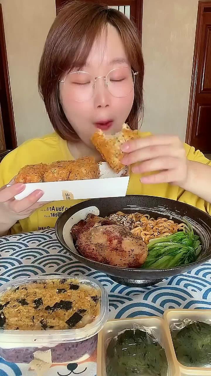 其实我挺好奇,酱多多糯叽叽这些名词是咋出来的,挺贴切啊