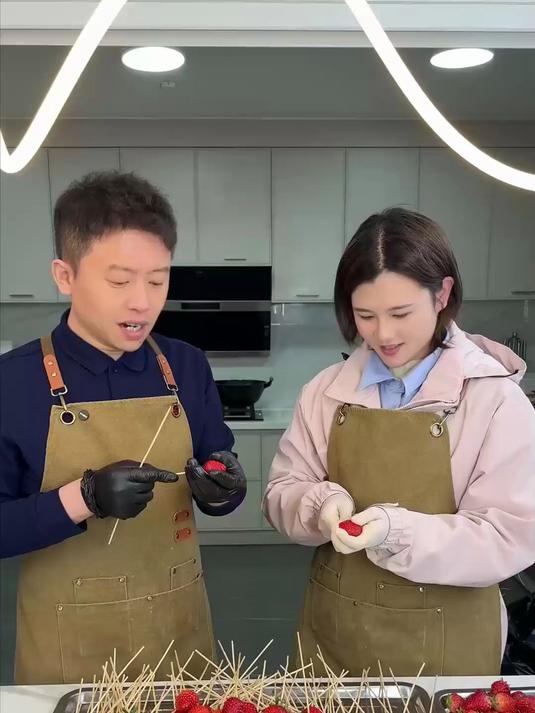 保姆大哥挑战自制网红草莓巧克力,你们说他能挑战成功吗?