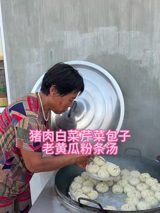 邻居家给的小白菜,老妈焯水后拌猪肉馅儿包包子