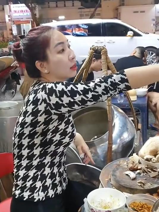 胡志明市滨城市场东门的猪杂粥,老板娘好漂亮