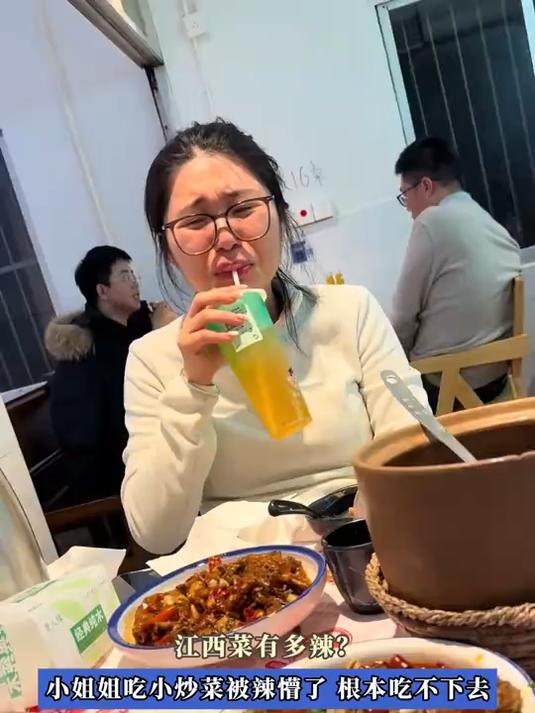 江西菜有多辣?小姐姐吃小炒菜被辣懵了,根本吃不下去