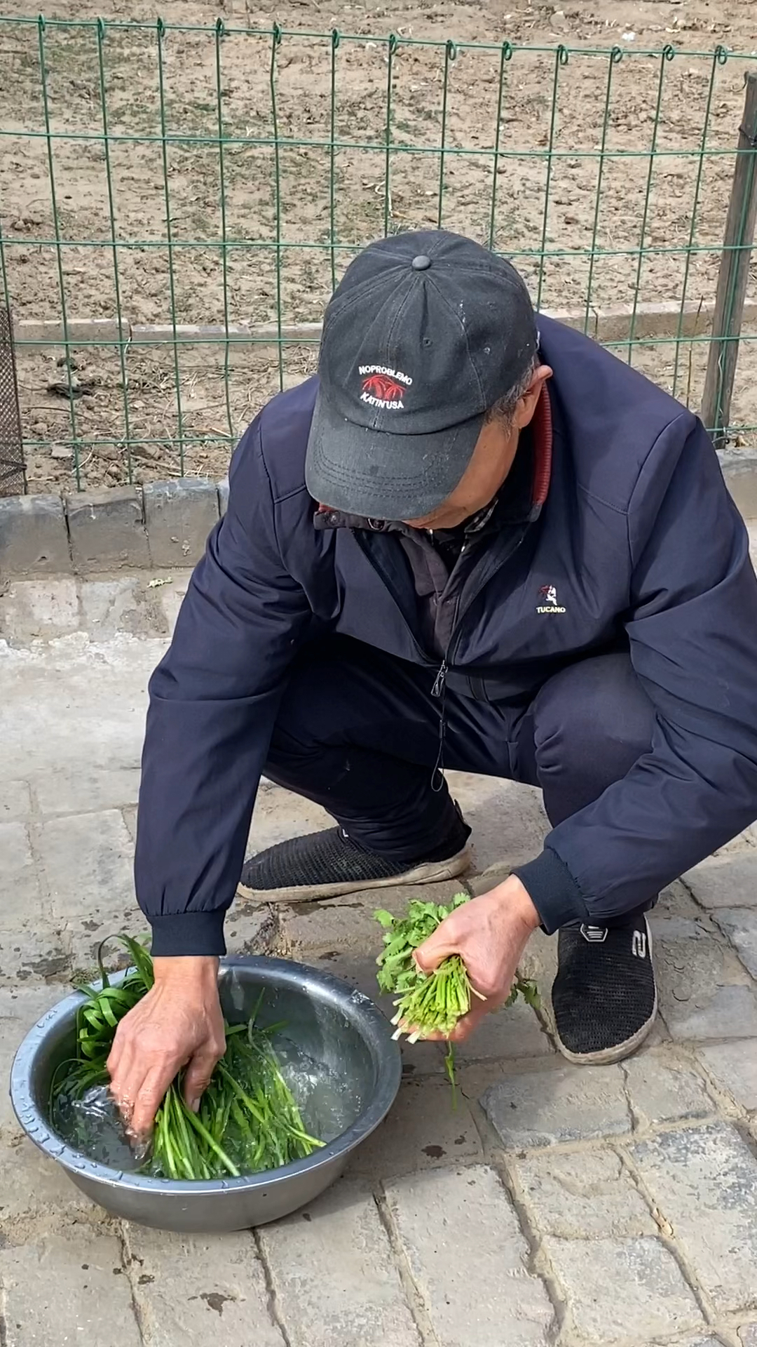 爱吃素馅饺子的要试试,这样做的饺子香而不腻,再做份锅巴土豆,脆香味美