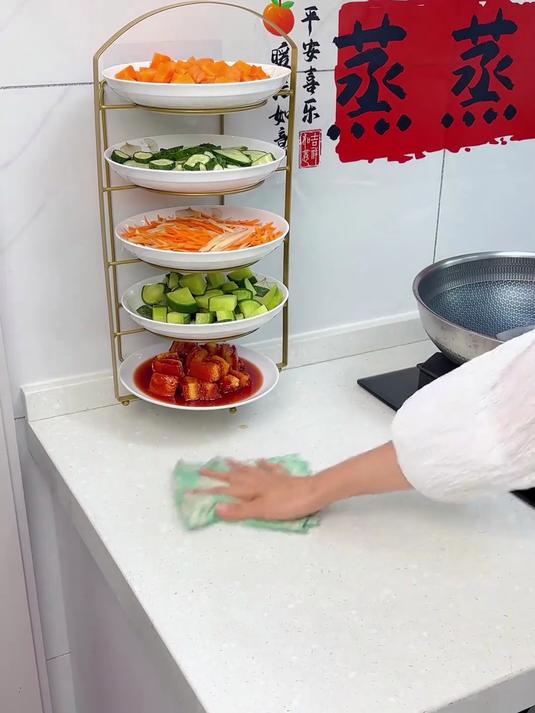 把备好菜的菜盘叠放在墙壁上。厨房备菜架 备菜置物架