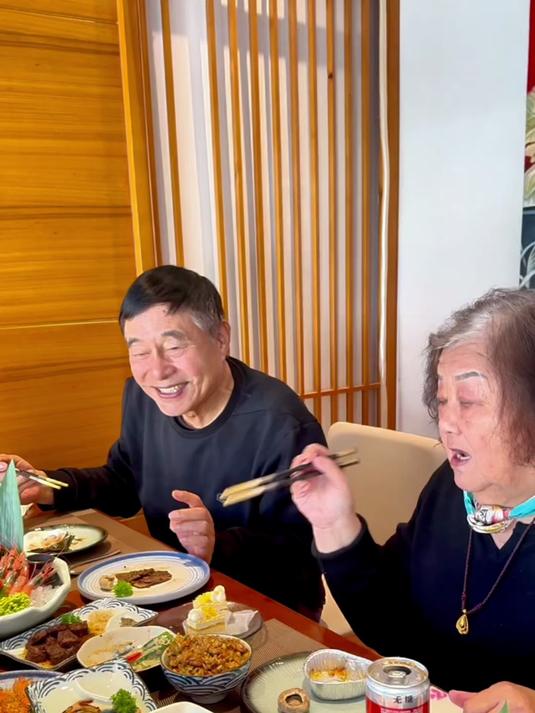 儿子大方请全家吃自助餐,从没吃过日料的婆婆太搞笑