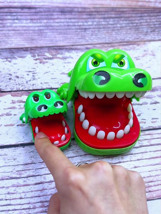 好玩又有趣的咬手鳄鱼宝宝，锻炼孩子的反应力