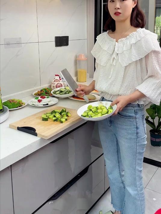 厨房转角处，建议放上一个这样的备菜置物架，厨房干净整洁又卫生！