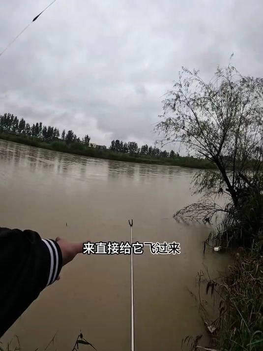 小洄水湾,好停车直接到钓位,路过甩两杆