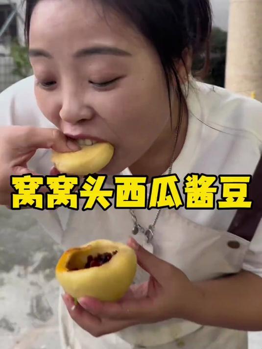 手里捧着窝窝头,菜里没有一滴油……