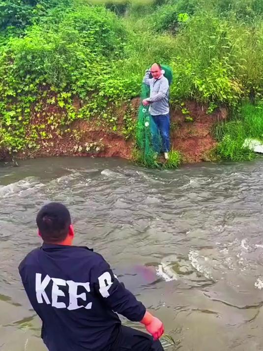 户外捕鱼:渔民在小河撒网捕鱼然后用捕到的鱼去海边钓大鱼!