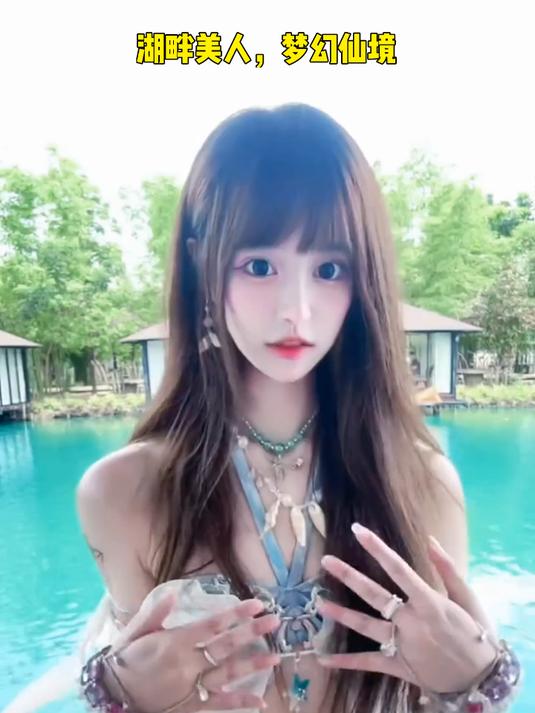 湖畔美人鱼:梦幻泳装与自然美景的完美融合,尽享夏日清凉时光