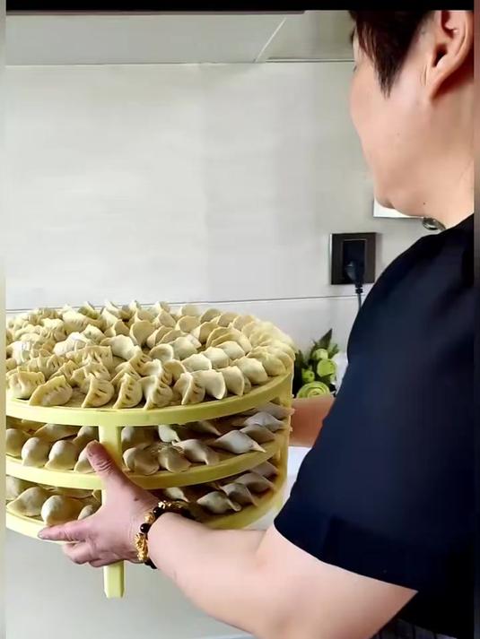 家家必备这个竹帘子钢包边表面光滑用来放饺子包子都很好用