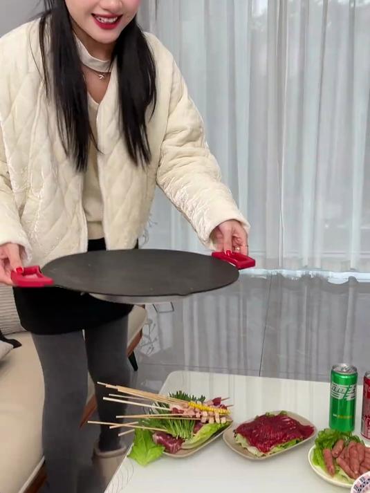 这个电烤盘，烤肉炒饭烙饼，都可以，不粘锅好清洗