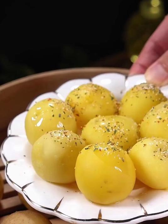 恩施小土豆封神，皮薄肉厚饱满，一口爆香超上头！