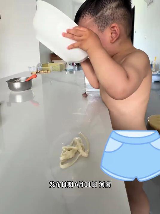 女子绞尽脑汁给他做的饭他看都不看，给自己做了一碗白水煮面，他看到两眼放光