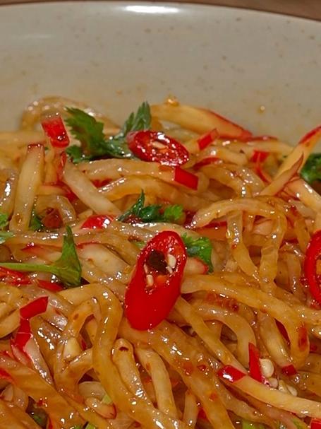 天气越来越热了,做一道凉拌萝卜丝,清脆爽口还解腻