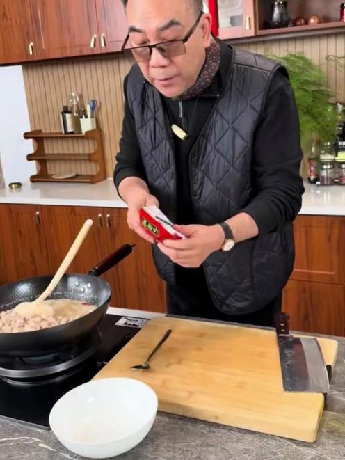 著名相声演员杨议，分享地道天津炸酱面做法，看着就嘴馋