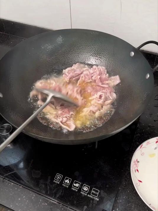 赶紧把家里的锅铲扔了吧,换一把不锈钢炒勺